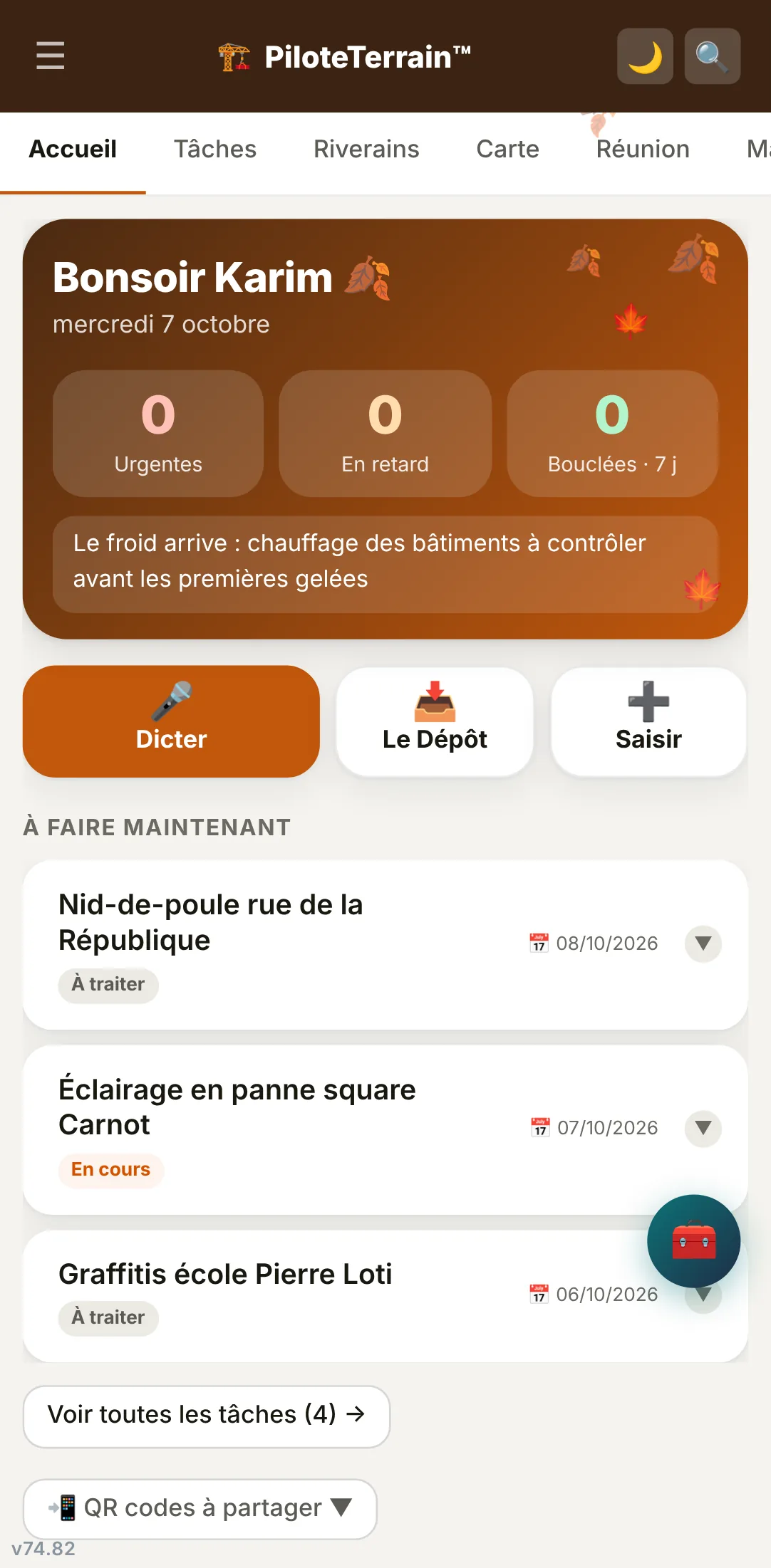 Écran d'accueil de PiloteTerrain sur un téléphone : trois compteurs (urgentes, en retard, bouclées), trois gros boutons Dicter, Le Dépôt et Saisir, puis la liste des tâches à faire maintenant.