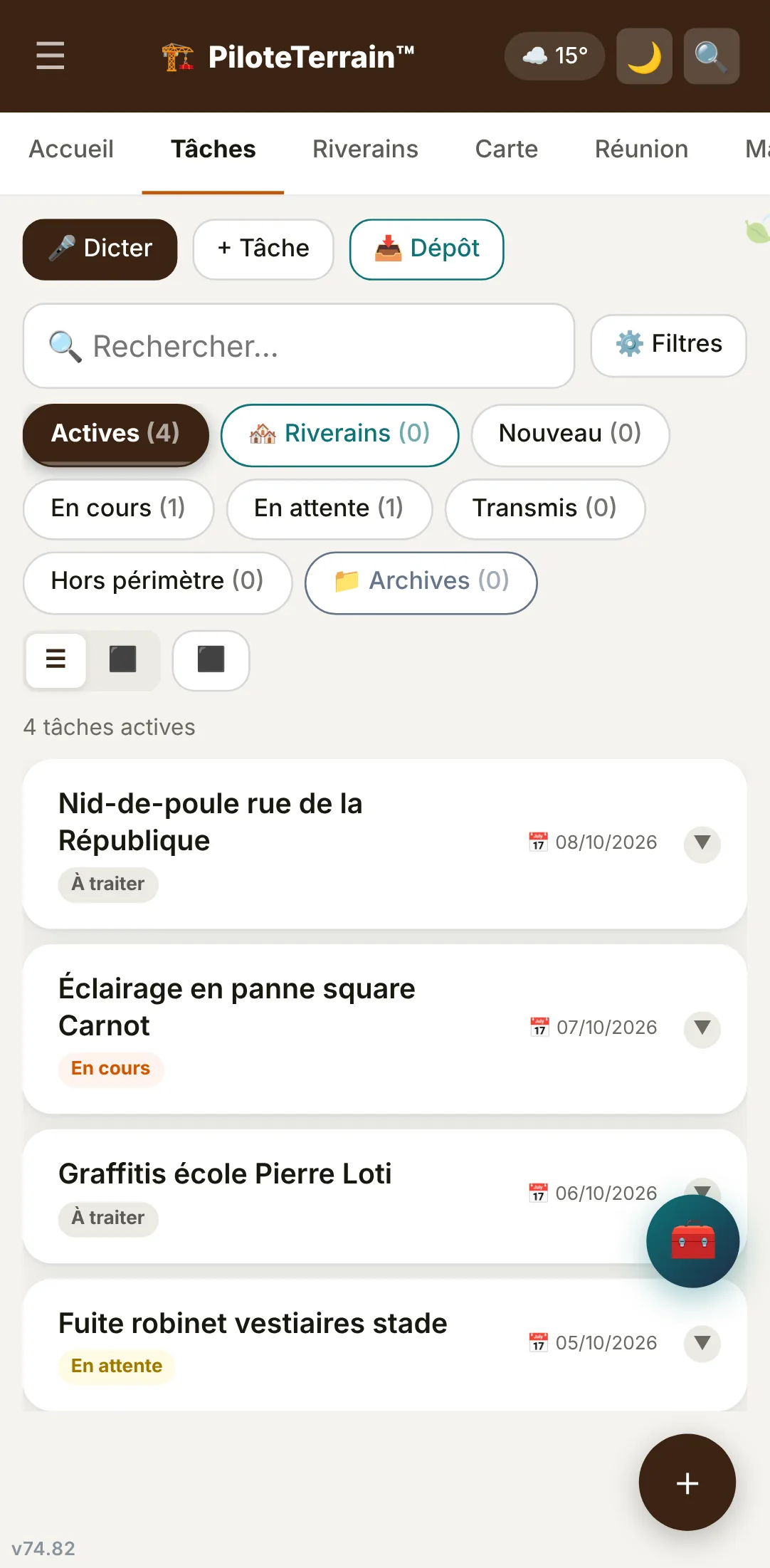 Écran Tâches : boutons Dicter, Tâche et Dépôt, champ de recherche, filtres par état, puis la liste des tâches avec leur échéance et leur état.